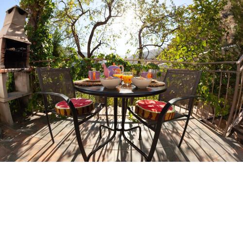 One bedroom house with shared pool jacuzzi and furnished terrace at Laroya