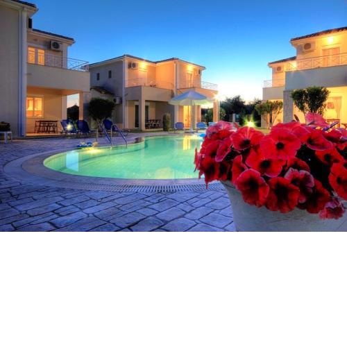 One bedroom villa with shared pool enclosed garden and wifi at Δικαστικά 2 km away from the beach