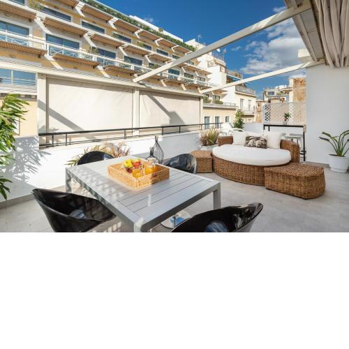 OPEN SKIES- PENTHOUSE IN PLAKA- ACROPOLIS VIEW!