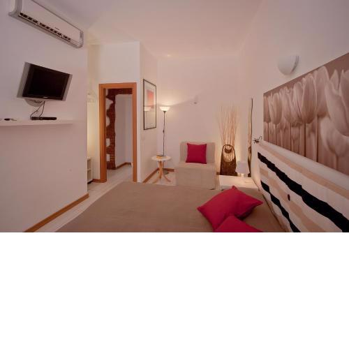 Opera Inn Suites - Rooms and Apartments