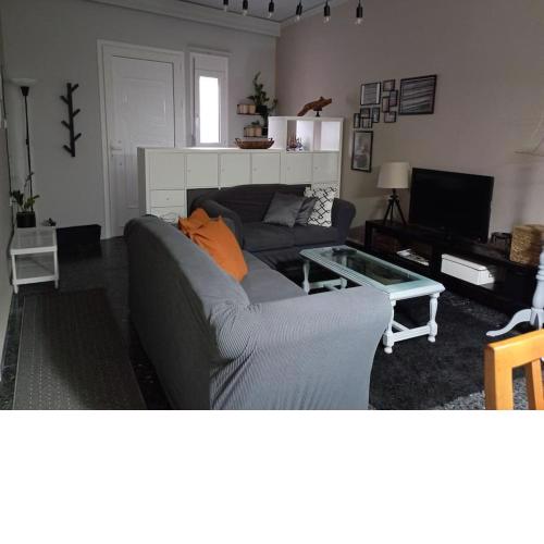 ΤΟ ΔΙΑΜΕΡΙΣΜΑ ΤΗΣ ΜΑΙΡΗΣ or MARY'S APARTMENT