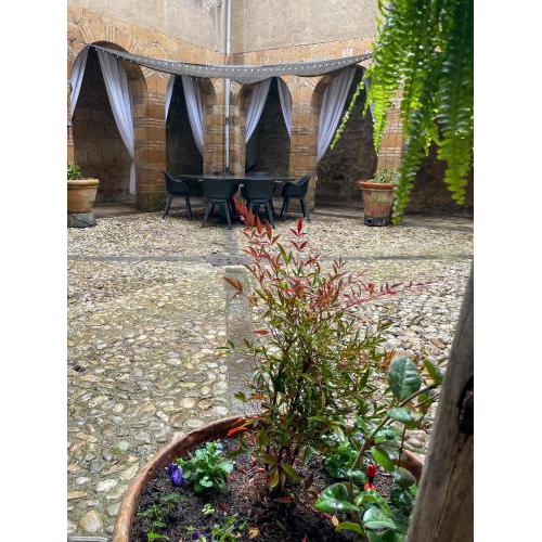 Orvieto: Spacious 3BR 3BA apartment with balcony & patio