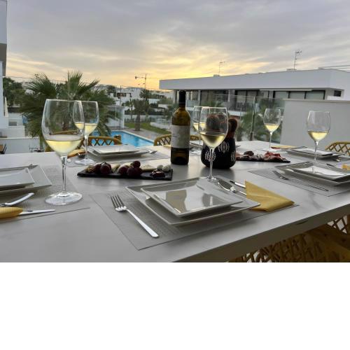 Outstanding 2 bed apartment with rooftop sea views