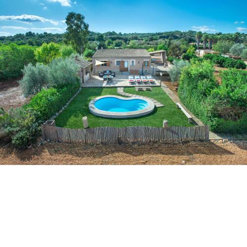Owl Booking Villa Garreta - Rustic Stay with Mountain Views