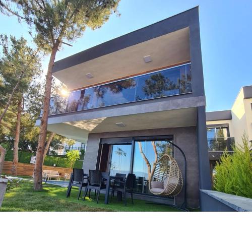 Özel havuz ve deniz manzaralı yeni villa