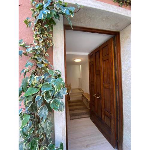 Palazzina privata di due piani con soppalco