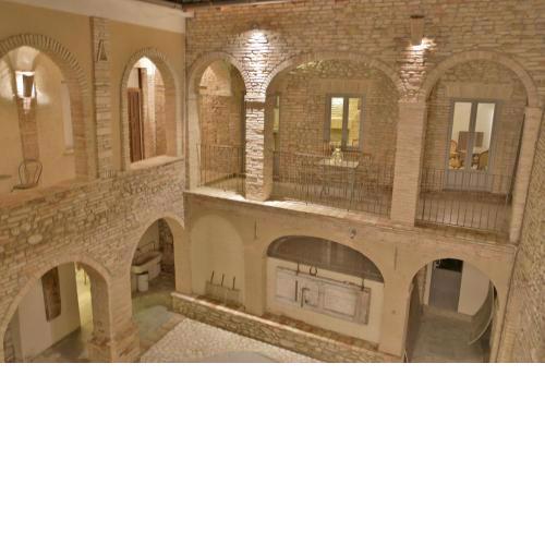 Palazzo Antico nella piazza di Montepagano