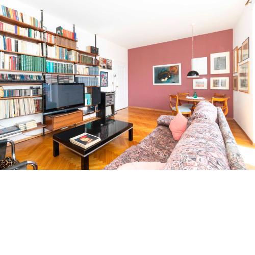 Palazzo di Giustizia bright apartment