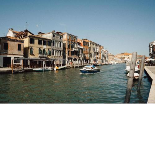 Palazzo Veneziano direct at the canal with roof terrace