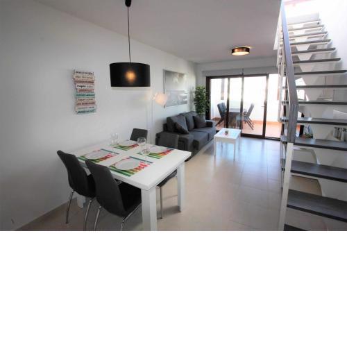 Palmera apartamento con balcón azotea y piscina comunitaria