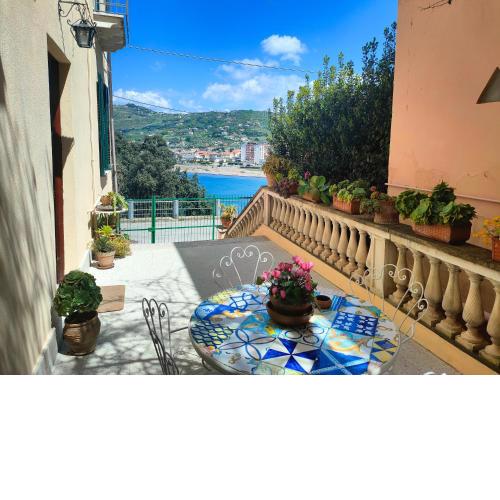 Panoramic Apartment in Villa on The Beach, In Center