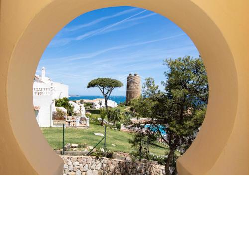 Panoramic sea views and direct access to the beach from the community in Torrenueva (La Cala de Mijas)