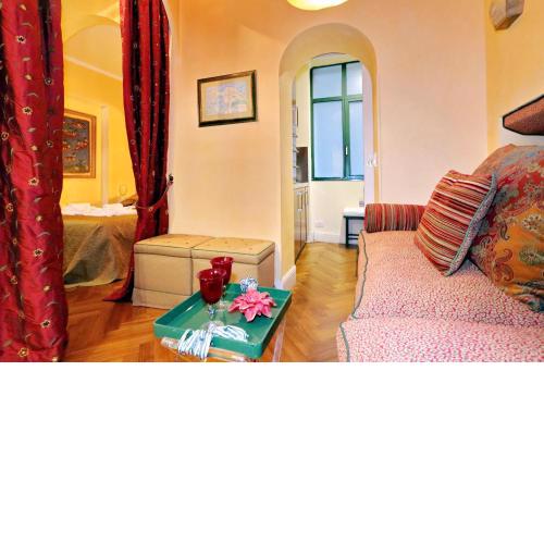Pantheon charming apartment