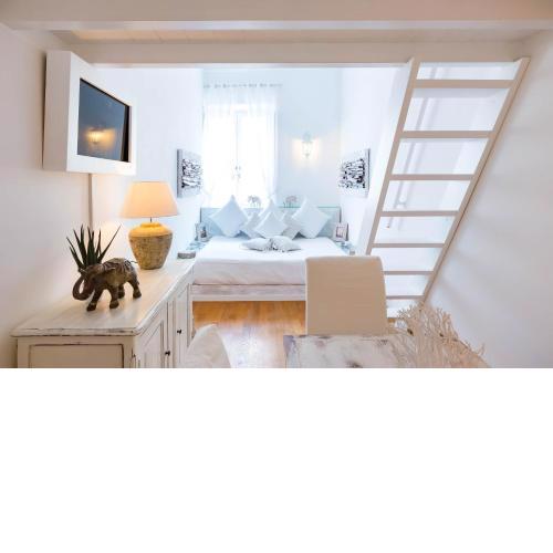 Pantheon Luxury Gold Apartment