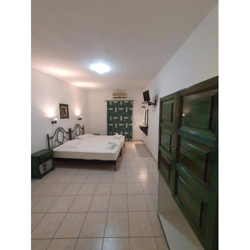 Pavlos Maria Studios Double blue room w 2 beds