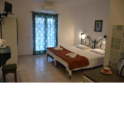Pavlos Maria Studios Double white room w 2 beds