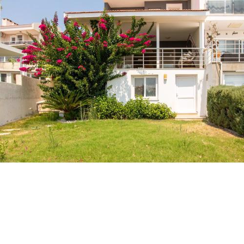 Peaceful House with Refreshing Terrace in Cesme
