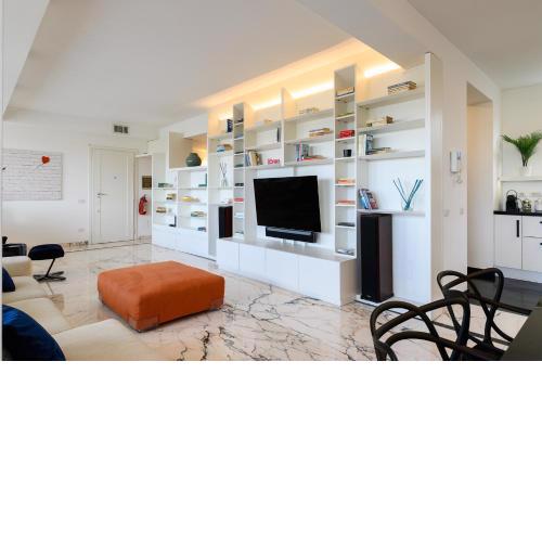 Peaceful Penthouse with Garage