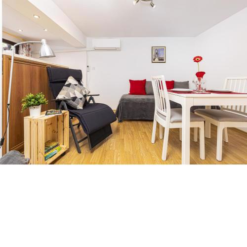 Peaceful Riverside Studio with Garage & private Patio Garden Center