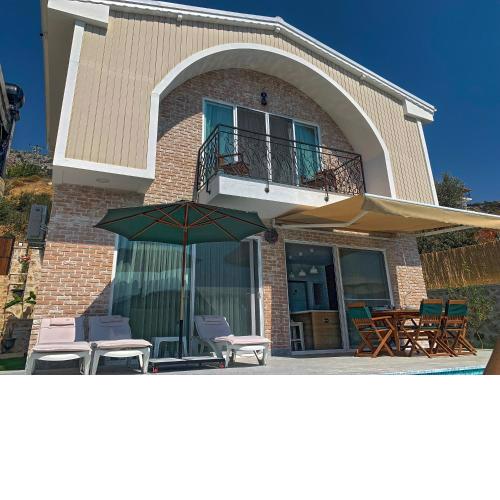 Peaceful villa with nature view, pool and jacuzzi