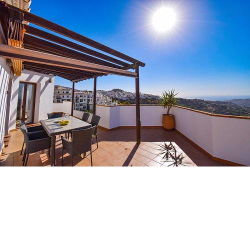 Penthouse 17A, Frigiliana 2 bedroom, Pool, Large Terrace and Amazing views in the center of Frigiliana HansOnHoliday Rentals