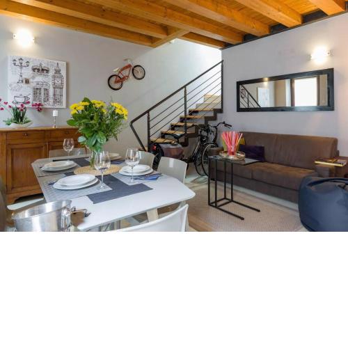 ***Penthouse 4 Min to Arena inside fortress wall !