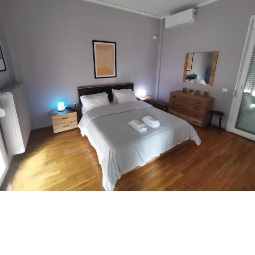 Penthouse spacious w super wifi & terrace, 2 min from metro