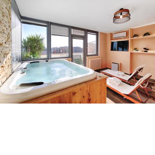 Penthouse Station Luxury Suites & Apartment
