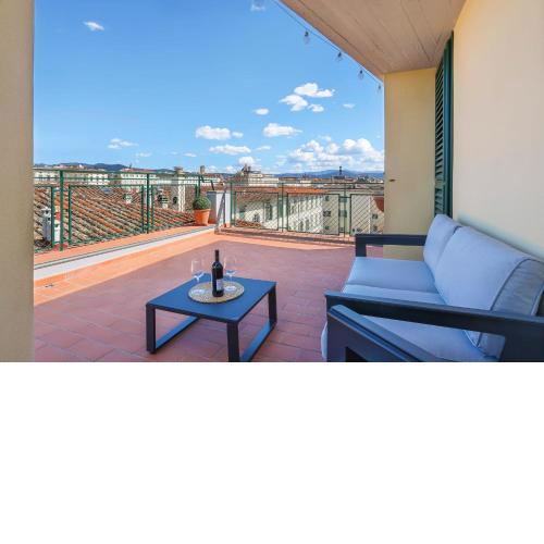 Penthouse with big terrace in Oltrarno-hosted by Sweetstay