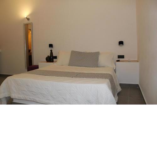 Perissa Centrale Rooms