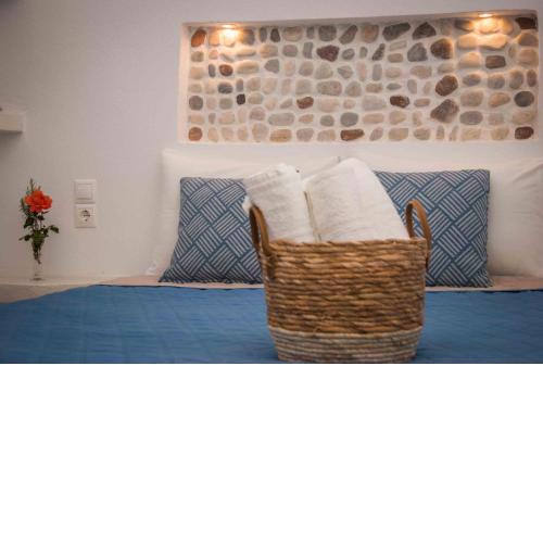 PERIVOLI 4-CHORA(5min away from the center by car)