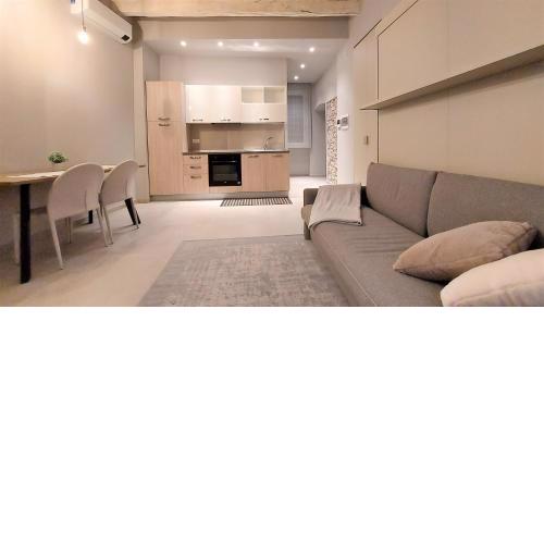 Petronilla House 008055-LT-1202