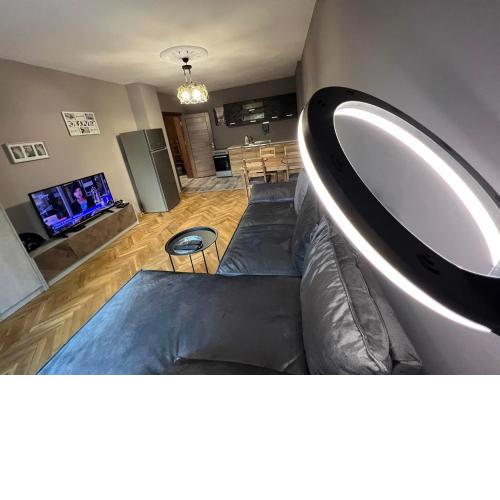 Petya's two bedroom apartment near the sea garden.