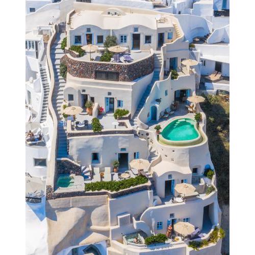 Pezoules of Oia