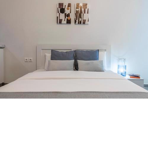 Phaedrus Living: City Center Executive Flat Stadiou
