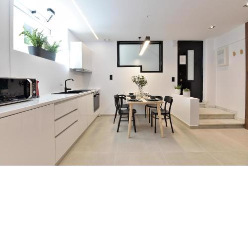 Phaedrus Living City Center Luxury Flat Skoufa