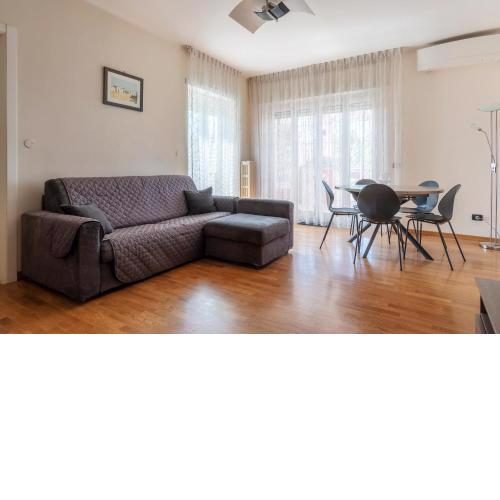 Piazza Bologna Terrace Apartment with Parking