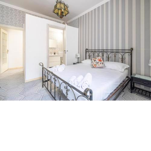 [PIAZZA DI SPAGNA 5 STELLE] Montecitorio Room