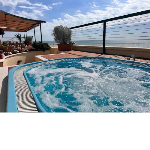Piccadilly Penthouse with Jacuzzi