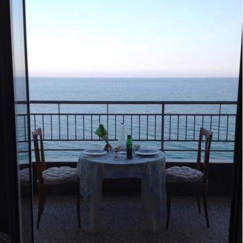 Pietra Ligure attico sul mare con balcone sulla spiaggia e grande terrazza di 25 mq