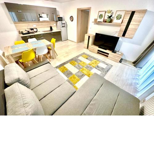 Pine Apartment & Pool