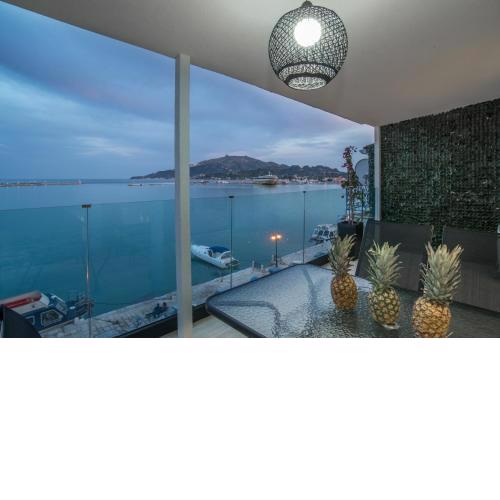 Pineapple Seaside Suite