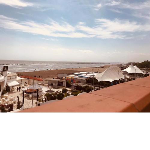 PIRAMIDE13 FRONTE MARE direkt am Meer mit Solarium Terrasse