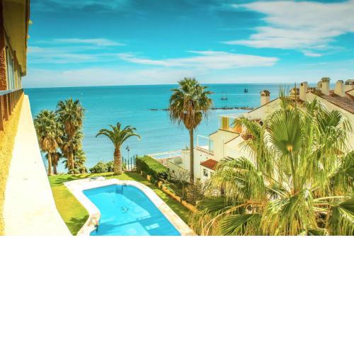 Piso bonito en la primera linea de la playa con vistas al mar en Benalmadena