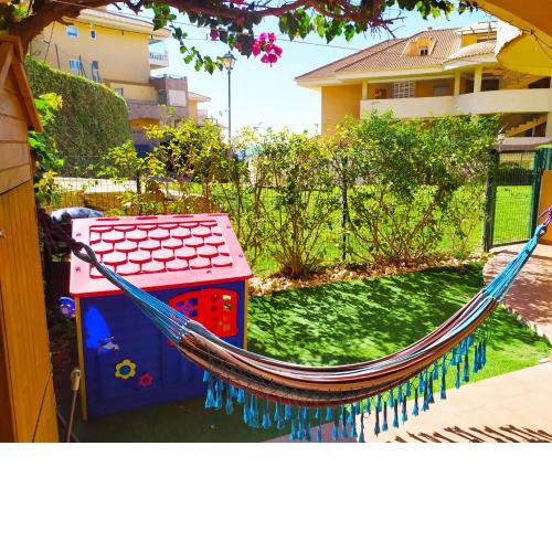 Piso con jardín, piscina y vistas al mar