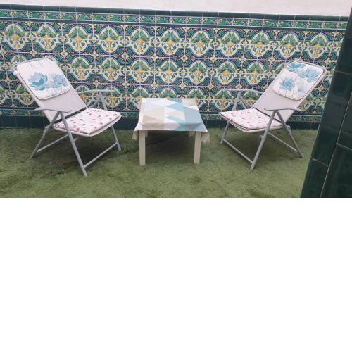 Piso con patio de césped y gran terraza compartida