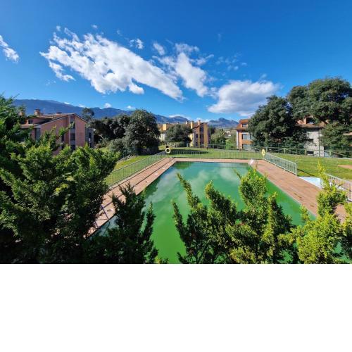 piso con piscina cancha de padel