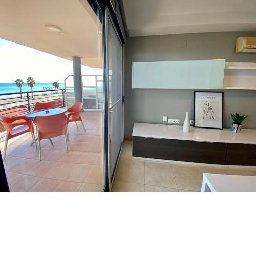 Piso con vistas al mar y terraza