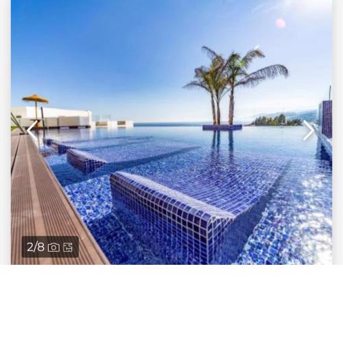 Piso de lujo en la playa de un pueblo de Granada con piscina infiniti, yacuzzi en la piscina, tumbonas privadas y mucho más