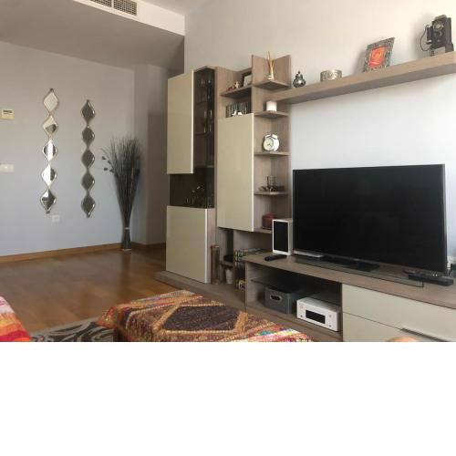 Piso dos dormitorios muy equipado (Piscina y Parking gratis)